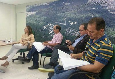 Gestores da Ufam acompanhando as estatísticas apontadas no relatório de atividades da Ouvidoria